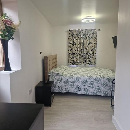Studio Flat On Straight Road, Harold Hill, Havering المظهر الخارجي الصورة