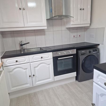 Studio Flat On Straight Road, Harold Hill, Havering المظهر الخارجي الصورة