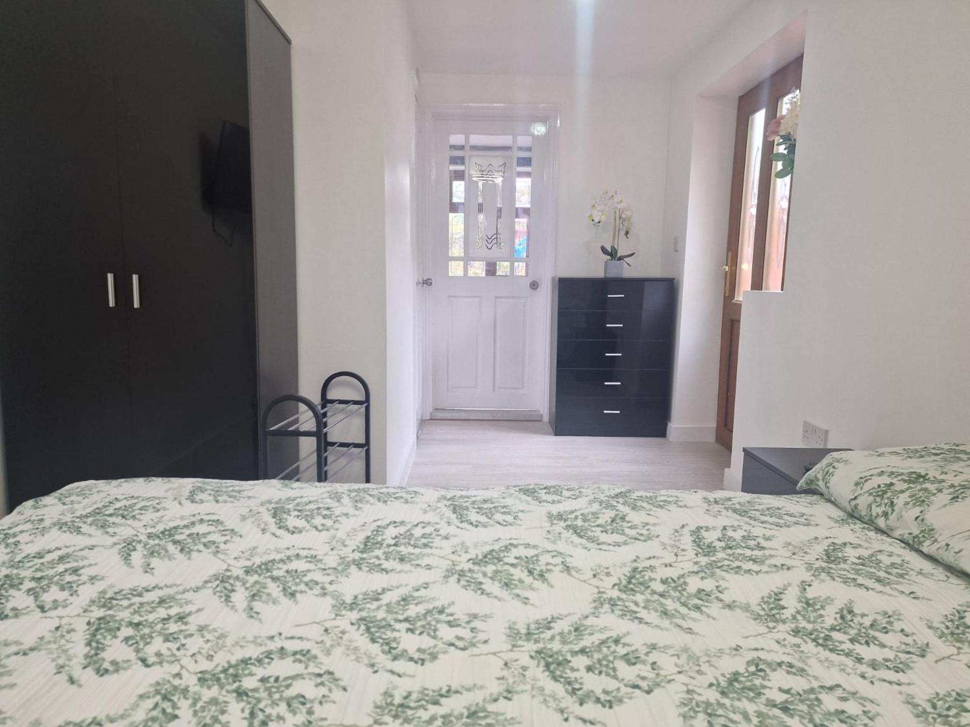 Studio Flat On Straight Road, Harold Hill, Havering المظهر الخارجي الصورة